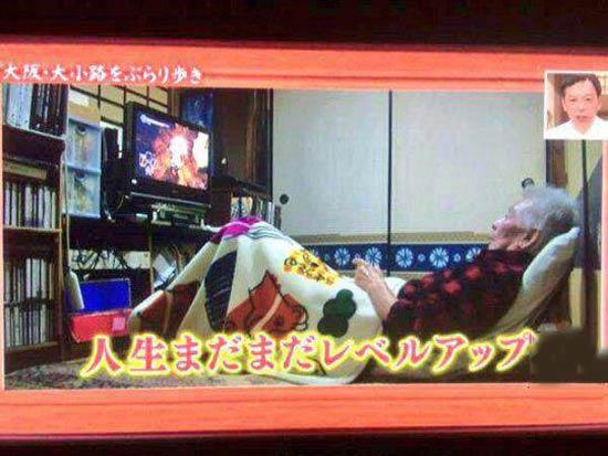 你大爷还是你大爷！老爷爷同时操作67部手机玩《宝可梦GO》