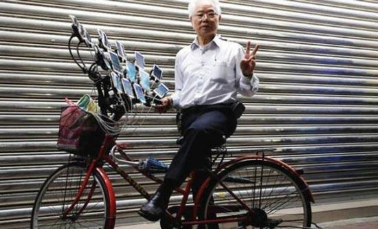 你大爷还是你大爷！老爷爷同时操作67部手机玩《宝可梦GO》