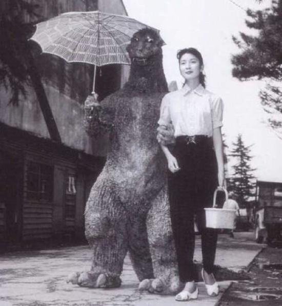 这只宣传和平的“怪物” 被做成真实大小的模型了！
